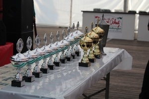 Pokale stehen auf einem Tisch zur Übergabe an die Gewinner der Firmenschießens bereit.