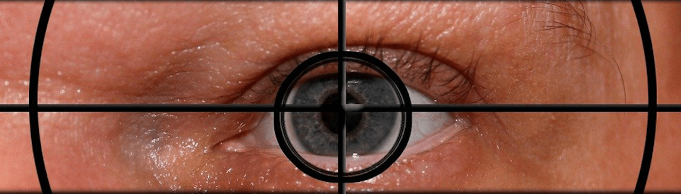Auge schaut durch Fadenkreuz